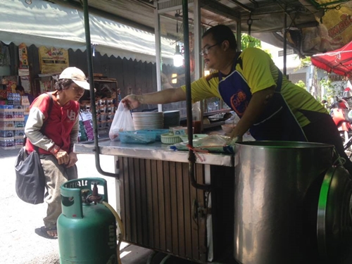 เรื่องประทับใจ...หญิงหิวโซน้ำตาไหล ก้มลงไหว้พ่อค้าข้าวหมูแดง