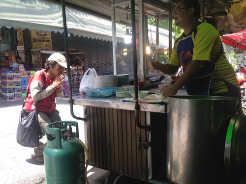 เรื่องประทับใจ...หญิงหิวโซน้ำตาไหล ก้มลงไหว้พ่อค้าข้าวหมูแดงเรื่องประทับใจ...หญิงหิวโซน้ำตาไหล ก้มลงไหว้พ่อค้าข้าวหมูแดง