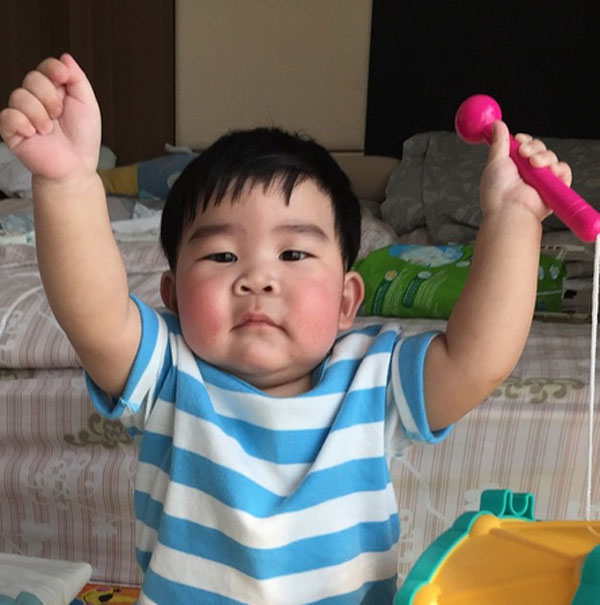 แห่แชร์ภาพชูมือขึ้นฟ้า ติดแฮชแท็กส่งกำลังใจให้ น้าต๋อย เซมเบ้