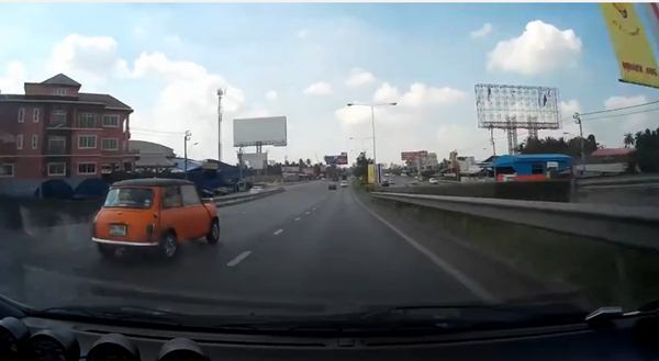 รถมินิออสติน กำลังแซงด้วยความเร็วสูง