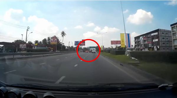 รถมินิออสติน กำลังแซงด้วยความเร็วสูง