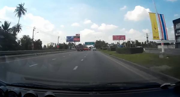 รถมินิออสติน กำลังแซงด้วยความเร็วสูง