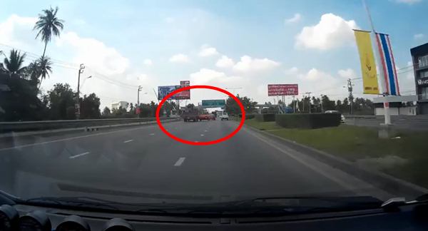 รถมินิออสติน กำลังแซงด้วยความเร็วสูง