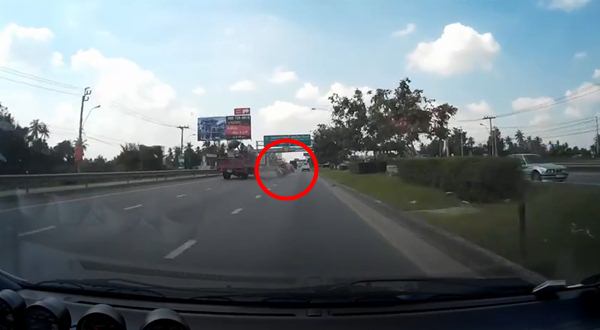 รถมินิออสติน กำลังแซงด้วยความเร็วสูง