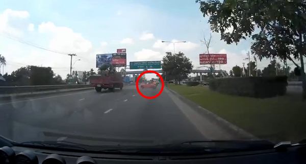 รถมินิออสติน กำลังแซงด้วยความเร็วสูง