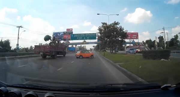 รถมินิออสติน กำลังแซงด้วยความเร็วสูง