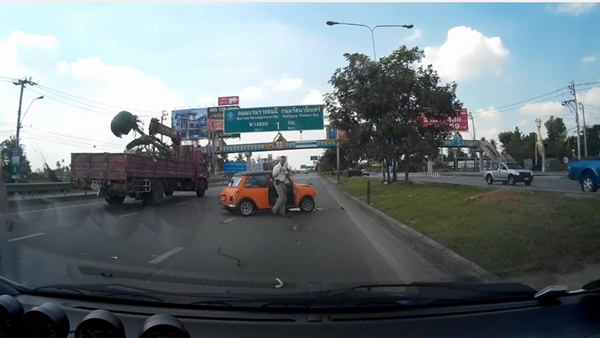 รถมินิออสติน กำลังแซงด้วยความเร็วสูง