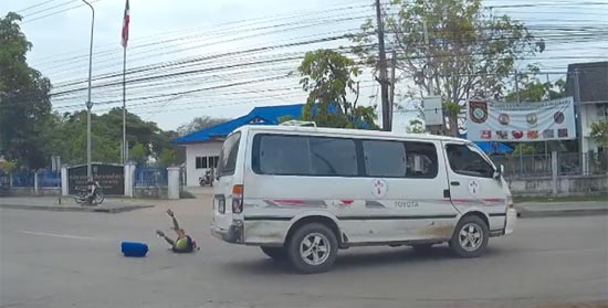 ซ้ำซาก !! เด็กร่วงรถตู้ที่แม่สอด ชาวเน็ตซัดควรจัดระเบียบ-ลงโทษจริงจัง