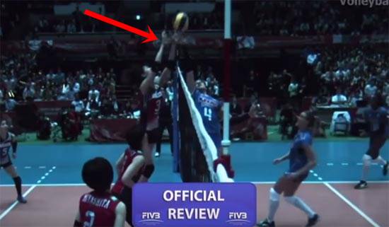 ซาโอริ นักวอลเลย์ญี่ปุ่น ดึงมือทีมอิตาลีมาโดนเน็ต กรรมการตาถั่วให้แต้มเฉย