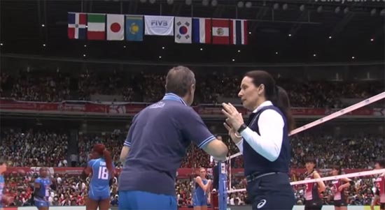 ซาโอริ นักวอลเลย์ญี่ปุ่น ดึงมือทีมอิตาลีมาโดนเน็ต กรรมการตาถั่วให้แต้มเฉย