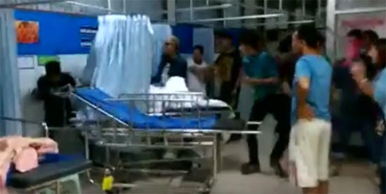 ป่าเถื่อน ! วัยรุ่นยกพวกตีกันเละในห้องฉุกเฉิน รพ.ชุมพรฯ [มีคลิป]