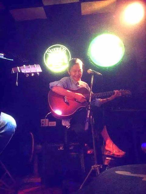 คุณยายสุดเท่ ดีดกีตาร์ครวญเพลงสากล งานนี้ชาวเน็ตขอเป็นศิษย์กันเพียบ