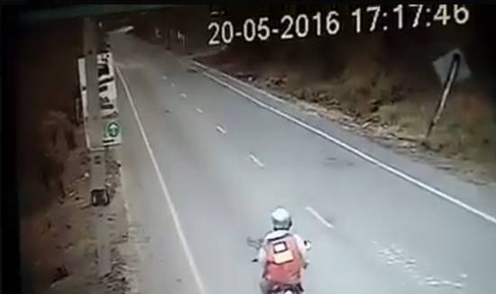 จะขำหรือสงสารดี เมื่อพี่วินฯ ขี่รถมาเจอตัวเงินตัวทองตัดหน้า-เจ็บกันทั้งคู่ 