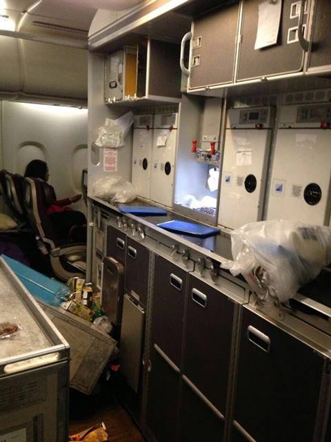 ระทึก ! เครื่องบินมาเลเซีย แอร์ไลน์ส ตกหลุมอากาศรุนแรง เคบินเละเทะ-เจ็บเพียบ