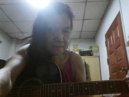 คุณยายสุดเท่ ดีดกีตาร์ครวญเพลงสากล งานนี้ชาวเน็ตขอเป็นศิษย์กันเพียบ
