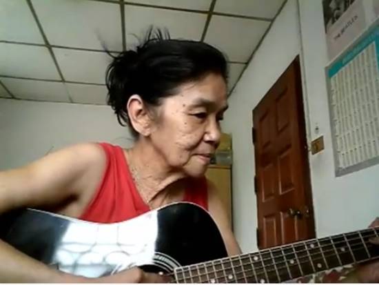 คุณยายสุดเท่ ดีดกีตาร์ครวญเพลงสากล งานนี้ชาวเน็ตขอเป็นศิษย์กันเพียบ 