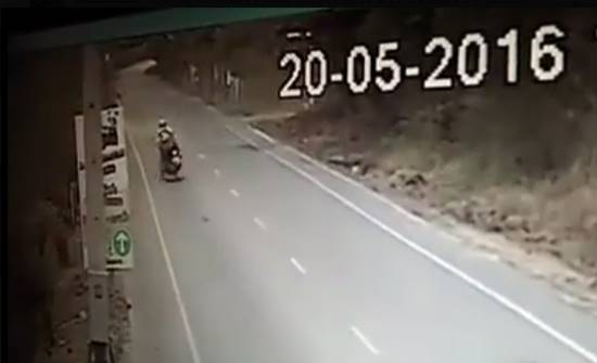 จะขำหรือสงสารดี เมื่อพี่วินฯ ขี่รถมาเจอตัวเงินตัวทองตัดหน้า-เจ็บกันทั้งคู่