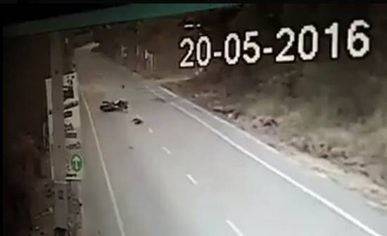 จะขำหรือสงสารดี เมื่อพี่วินฯ ขี่รถมาเจอตัวเงินตัวทองตัดหน้า-เจ็บกันทั้งคู่