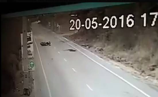 จะขำหรือสงสารดี เมื่อพี่วินฯ ขี่รถมาเจอตัวเงินตัวทองตัดหน้า-เจ็บกันทั้งคู่