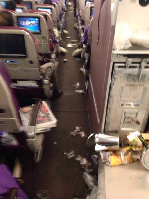 ระทึก ! เครื่องบินมาเลเซีย แอร์ไลน์ส ตกหลุมอากาศรุนแรง เคบินเละเทะ-เจ็บเพียบ