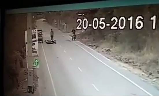 จะขำหรือสงสารดี เมื่อพี่วินฯ ขี่รถมาเจอตัวเงินตัวทองตัดหน้า-เจ็บกันทั้งคู่