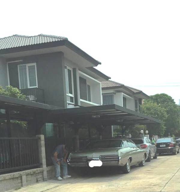  บ้านหรูต่อหลังคาโรงรถล้ำที่สาธารณะ