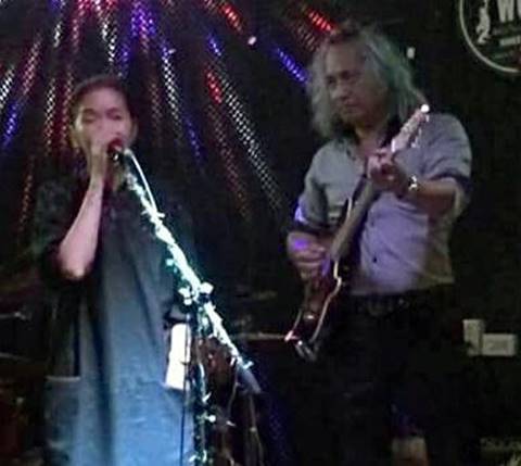 คุณยายสุดเท่ ดีดกีตาร์ครวญเพลงสากล งานนี้ชาวเน็ตขอเป็นศิษย์กันเพียบ