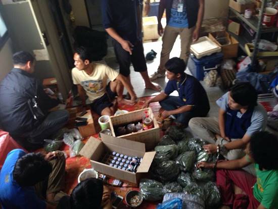 บุกจับแก๊งวัยรุ่นมั่วสุมเสพน้ำกระท่อมในคอนโด ยึดใบกระท่อม-ยาแก้ไอ