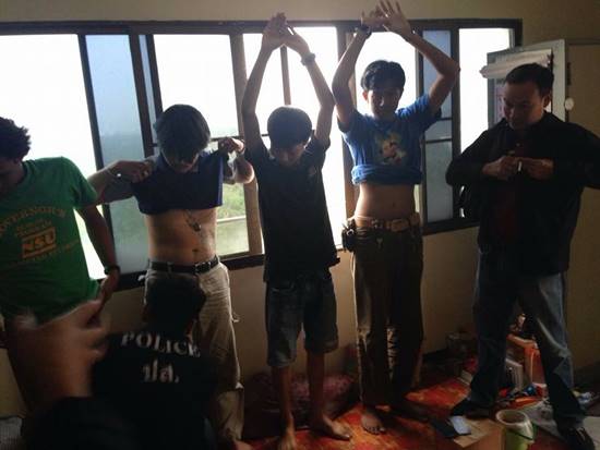 บุกจับแก๊งวัยรุ่นมั่วสุมเสพน้ำกระท่อมในคอนโด ยึดใบกระท่อม-ยาแก้ไอ