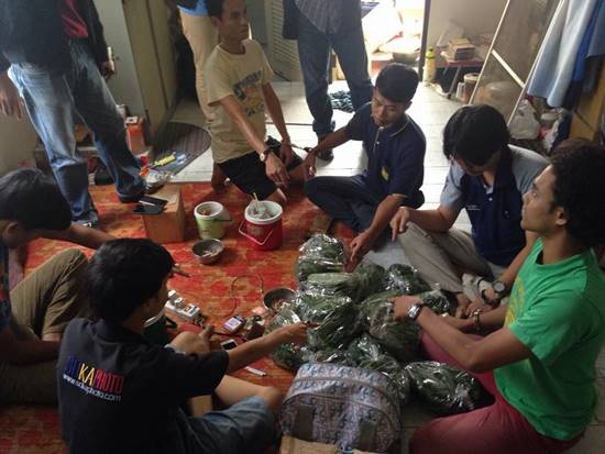 บุกจับแก๊งวัยรุ่นมั่วสุมเสพน้ำกระท่อมในคอนโด ยึดใบกระท่อม-ยาแก้ไอ