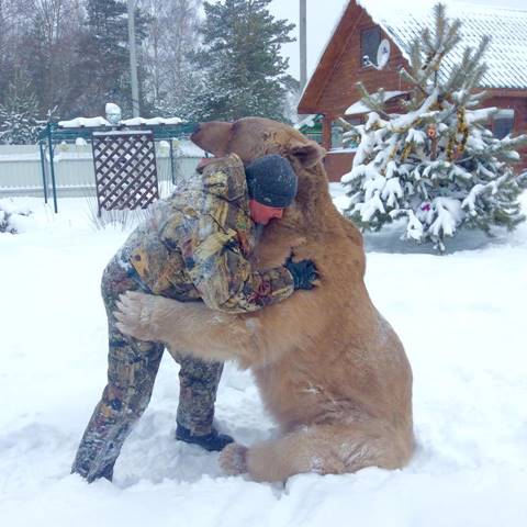 คนอะไรอยู่กับหมี ! พบครอบครัวที่อยู่ร่วมกับหมีมา 23 ปี สมาชิกตัวนี้ทั้งใจดี แถมขี้อ้อนสุด ๆ