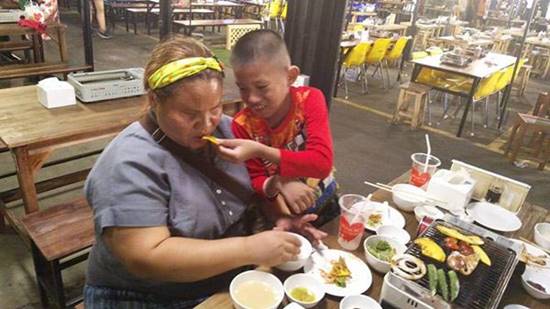 ภาคต่อ.. แม่ตาบอดพาลูกกินบุฟเฟ่ต์ปิ้งย่าง ล่าสุดมีสาวสวยใจดียื่นน้ำใจช่วยเหลือ