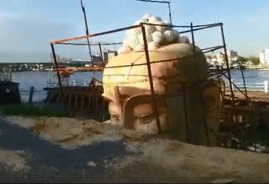 เขื่อนกั้นน้ำวัดไทรม้าพังถล่ม ! ทำเศียรพระ-ศาลาริมน้ำ จมหายลงเจ้าพระยา