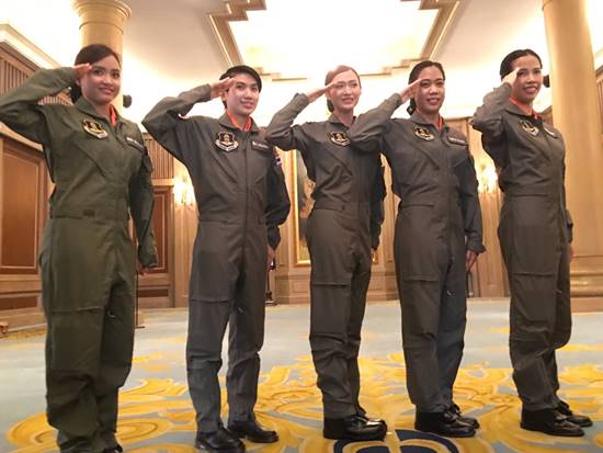 เปิดตัวแล้ว นักบินหญิง 5 คนแรก แห่งกองทัพอากาศไทย