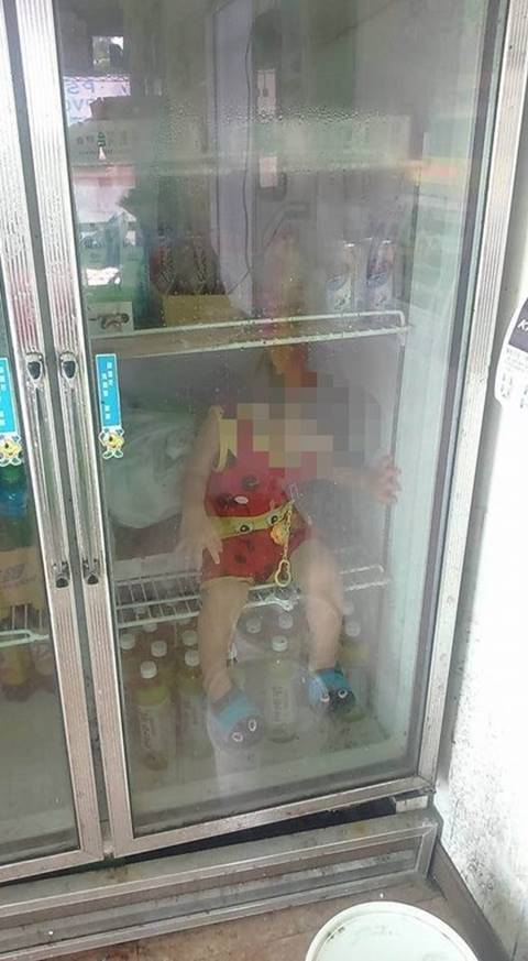 พ่อสุดซวย เพื่อนโพสต์ภาพลูกเล่นซนนั่งในตู้แช่ลงโซเชียล โดนชาวเน็ตรุมด่าขรม