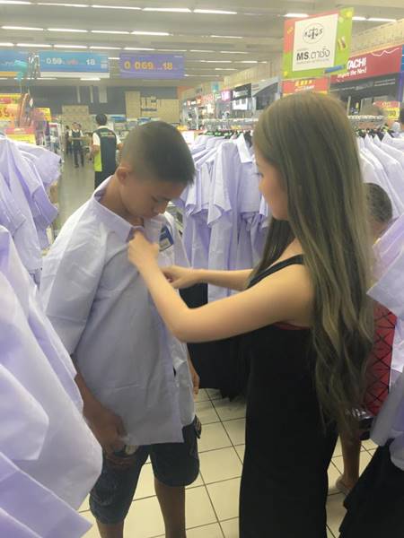 ภาคต่อ.. แม่ตาบอดพาลูกกินบุฟเฟ่ต์ปิ้งย่าง ล่าสุดมีสาวสวยใจดียื่นน้ำใจช่วยเหลือ