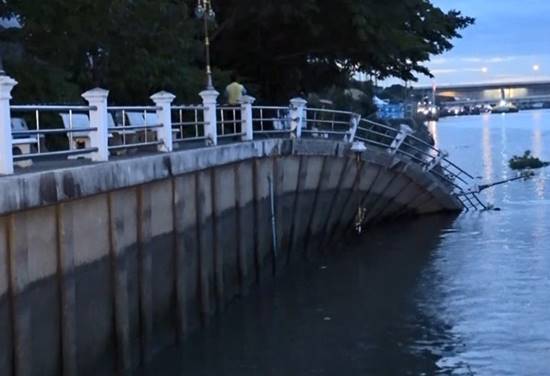 เขื่อนกั้นน้ำวัดไทรม้าพังถล่ม ! ทำเศียรพระ-ศาลาริมน้ำ จมหายลงเจ้าพระยา