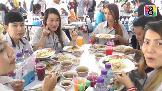 แห่กินแน่นร้าน ข้าวมันไก่เมืองลพบุรีจัดโปรแรง จานละ 1 บาท คนแก่-คนท้องกินฟรี !