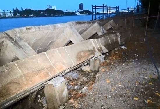 เขื่อนกั้นน้ำวัดไทรม้าพังถล่ม ! ทำเศียรพระ-ศาลาริมน้ำ จมหายลงเจ้าพระยา