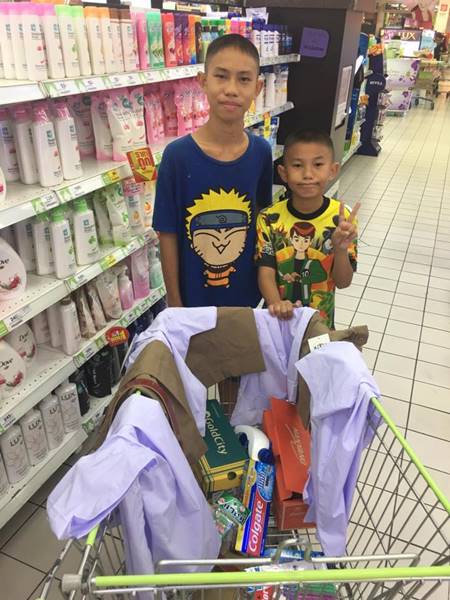 ภาคต่อ.. แม่ตาบอดพาลูกกินบุฟเฟ่ต์ปิ้งย่าง ล่าสุดมีสาวสวยใจดียื่นน้ำใจช่วยเหลือ