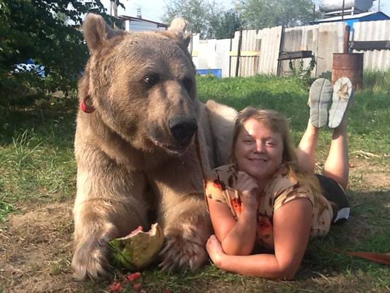 คนอะไรอยู่กับหมี ! พบครอบครัวที่อยู่ร่วมกับหมีมา 23 ปี สมาชิกตัวนี้ทั้งใจดี แถมขี้อ้อนสุด ๆ