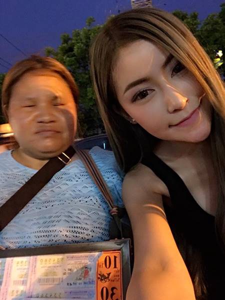 ภาคต่อ.. แม่ตาบอดพาลูกกินบุฟเฟ่ต์ปิ้งย่าง ล่าสุดมีสาวสวยใจดียื่นน้ำใจช่วยเหลือ