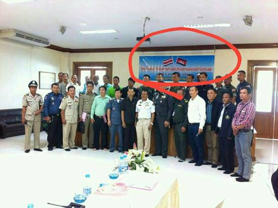 โลกออนไลน์จวกน่าอับอาย ประชุมร่วมไทย-เขมร ติดไวนิลธงชาติไทยสลับสี 