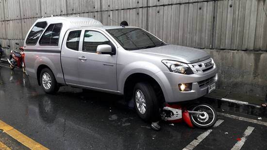 เปิดคลิปอุบัติเหตุน่ากลัว กระบะซิ่งชนมอเตอร์ไซค์ดับที่อุโมงค์ท่าพระ