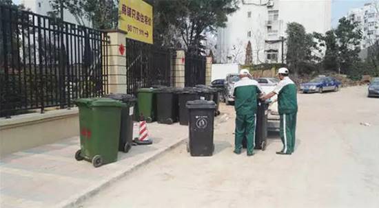 เจ้าของรถเก๋งเจอพนักงานเก็บขยะสั่งสอนเบา ๆ หลังอุตริจอดรถในที่วางถังขยะ