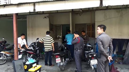 สะเทือนใจ ! แม่ถูกพ่อบีบคอดับคาเตียง ลูกไม่รู้ยังดูดนมจากศพแม่