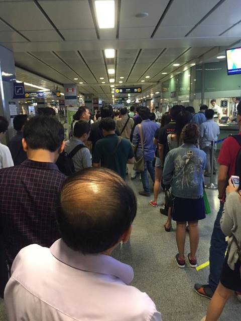 รถไฟฟ้าใต้ดิน MRT ประตูอัตโนมัติขัดข้องเกือบทุกสถานี ยังเดินรถปกติ-ใช้คูปองแทน