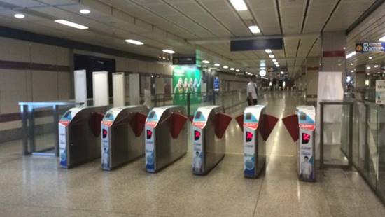 รถไฟฟ้าใต้ดิน MRT ประตูอัตโนมัติขัดข้องเกือบทุกสถานี ยังเดินรถปกติ-ใช้คูปองแทน