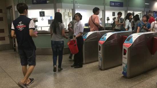 รถไฟฟ้าใต้ดิน MRT ประตูอัตโนมัติขัดข้องเกือบทุกสถานี ยังเดินรถปกติ-ใช้คูปองแทน