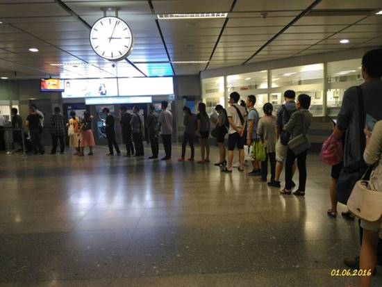รถไฟฟ้าใต้ดิน MRT ประตูอัตโนมัติขัดข้องเกือบทุกสถานี ยังเดินรถปกติ-ใช้คูปองแทน
